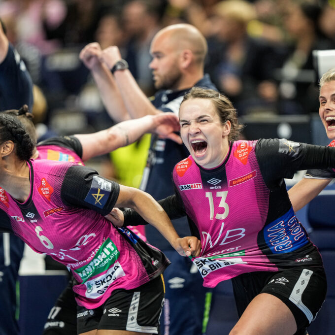 Budapest, Ungarn 20230604. Vipers Anna Vyakhireva og Océane Sercien-Ugolin (t.v.) under finalen i Champions League i håndball mellom Vipers og Ferencvárosi TC i MVM Dome Budapest. Foto: Beate Oma Dahle / NTB