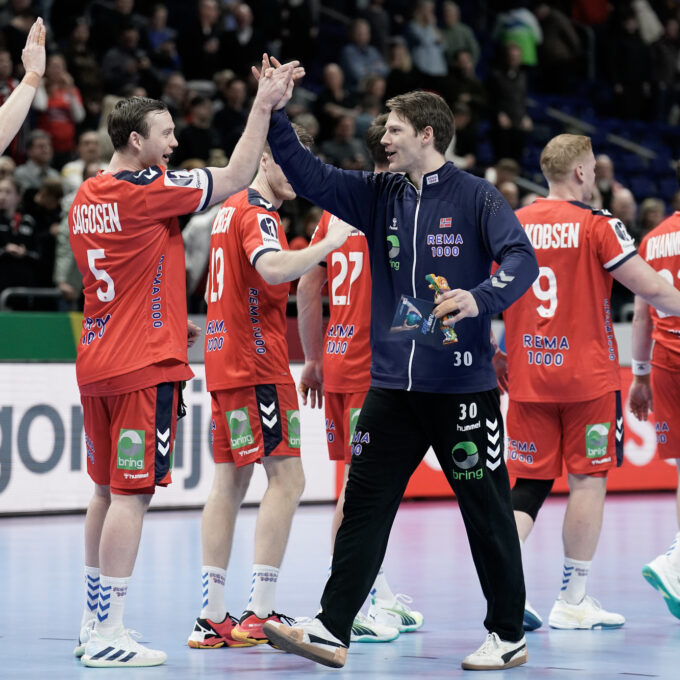 Norges keeper Torbjørn Sittrup Bergerud og Sander sagosen jubler for 32-21 seieren i den første gruppespillkampen mellom Norge og Polen i håndball-EM i Mercedes-Benz Arena i Berlin torsdag. Foto: Stian Lysberg Solum / NTB