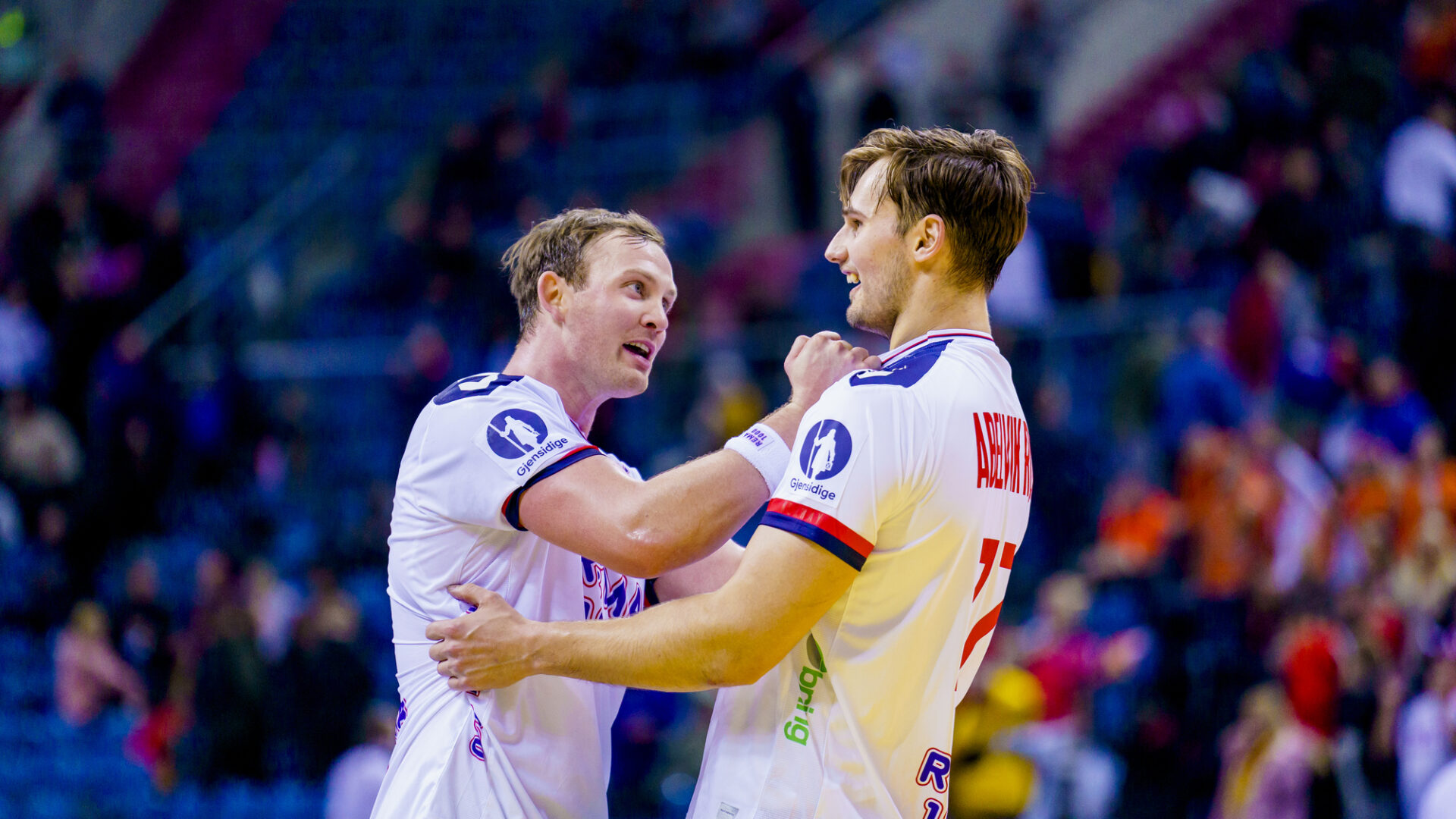 Krakow, Polen 20230117. Sander Sagosen og Magnus Abelvik Rød etter VM-kampen i håndball for herrer mellom Nederland og Norge i Tauron Arena i Krakow, Polen. Foto: Stian Lysberg Solum / NTB