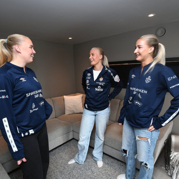 UNDER SAMME TAK: Ronja Vesterøy, Hannah Høsøien og Lea Tidemann Stenvik flytter sammen. Foto: Ole Martin Møllerstad/TA