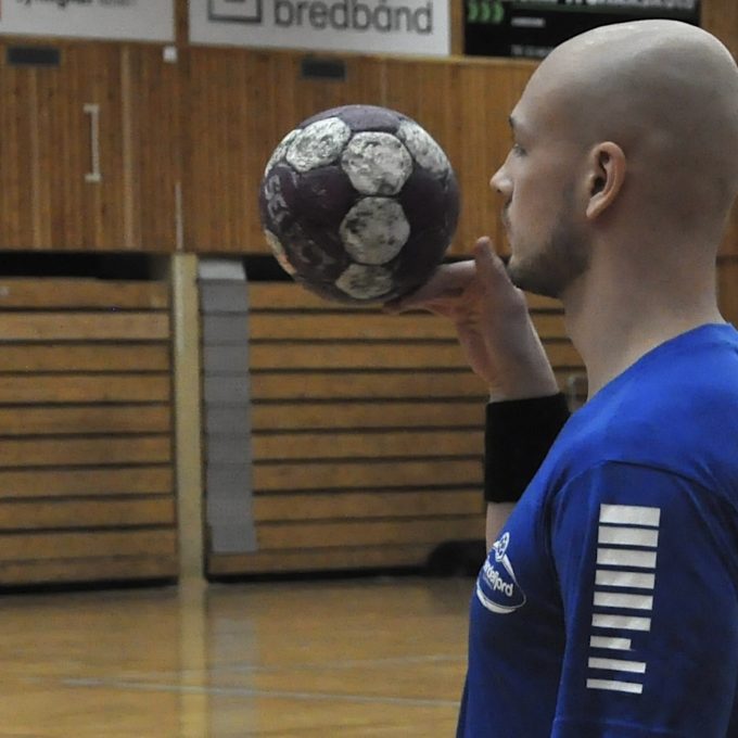 Viktor Hedin leker med ballen. I kamp pleier han å leke med motstanderens målvakt.