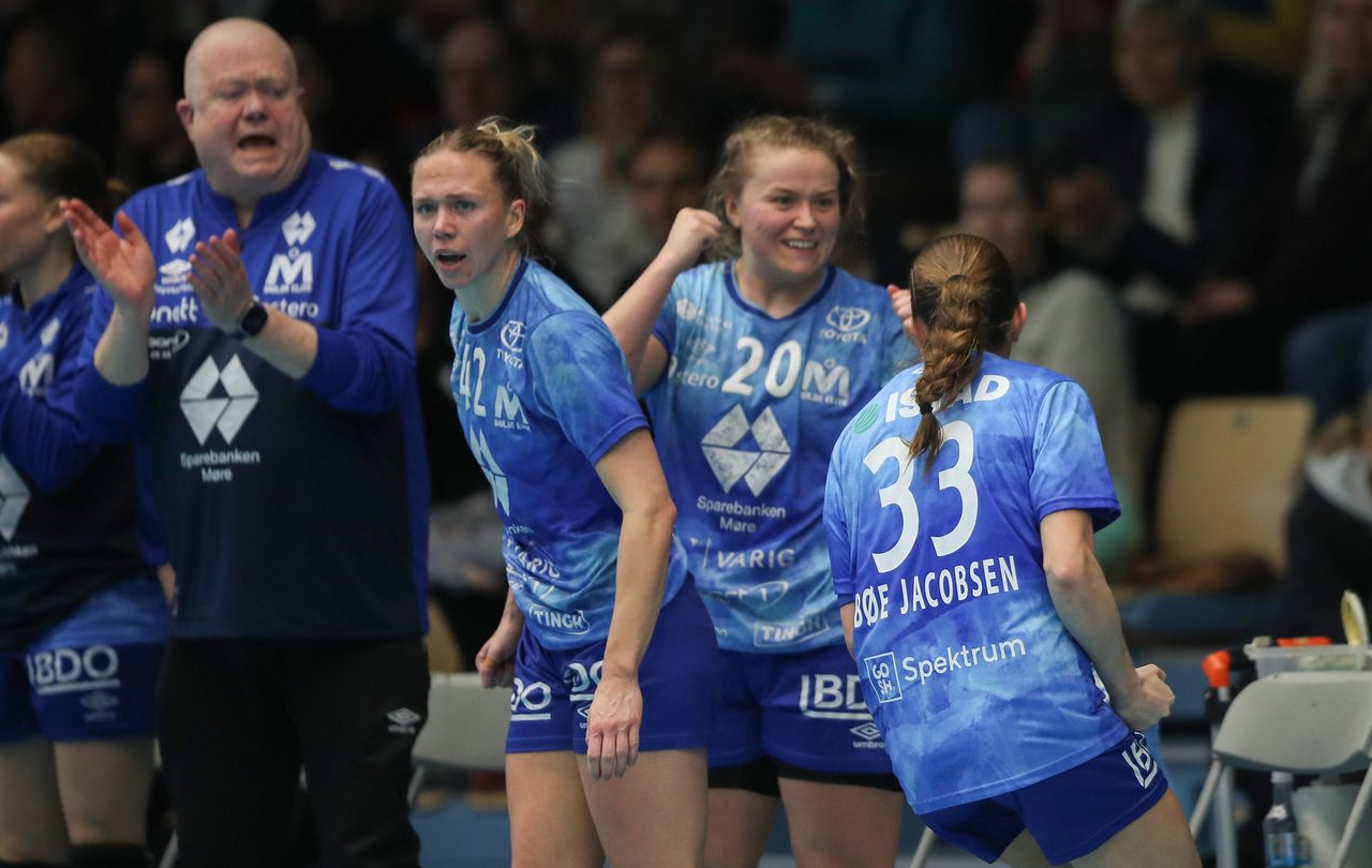 En seier å juble for! Med Jenny Carlson, Maja Muri, Julie Bøe Jacobsen og trener Tor Odvar Moen som passende illustrasjon i dette bildet fra en tidligere kamp. Foto: Jon Forberg
