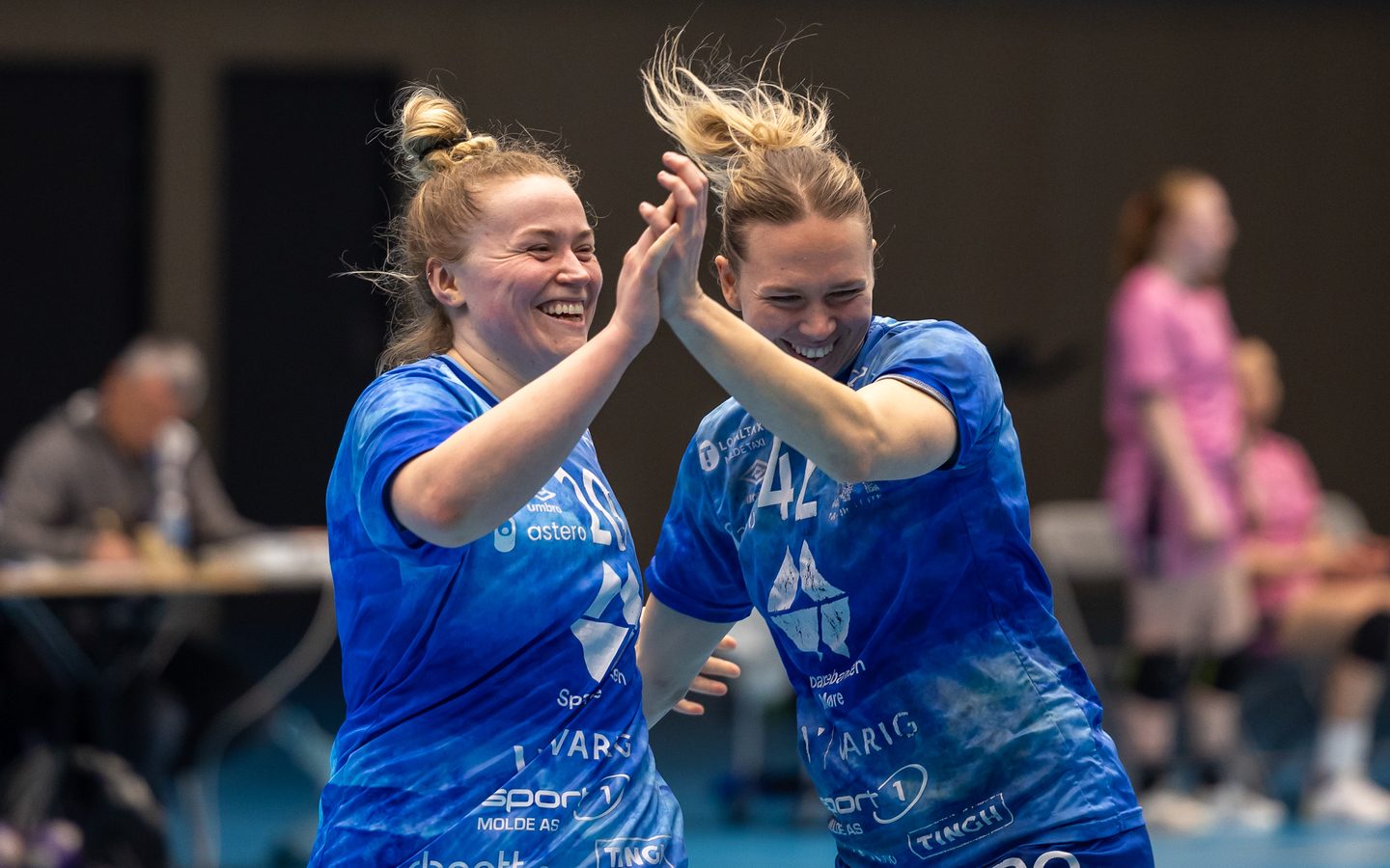 Maja Muri og Jenny Carlson i strålende scoringshumør mot Tertnes. Foto: Jon Forberg