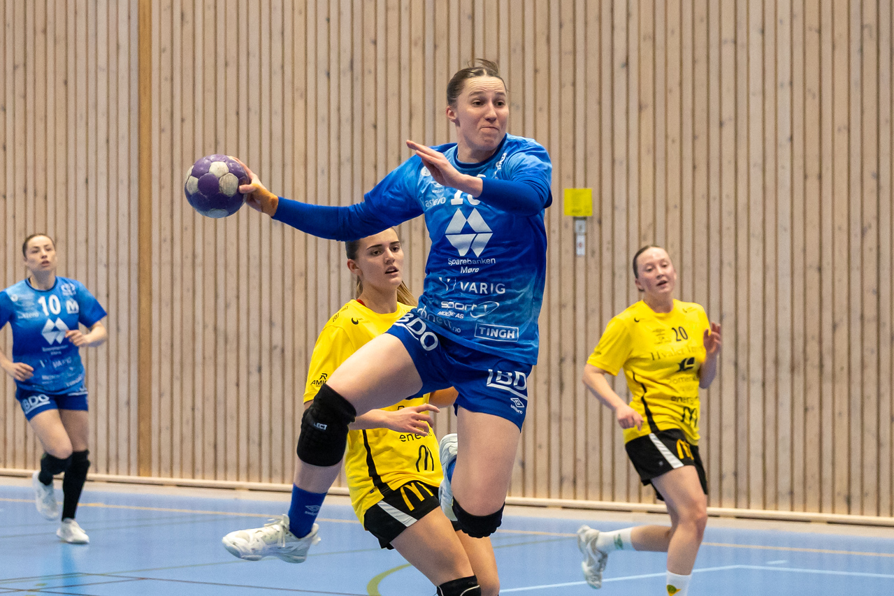 Torine Hjelme Dalen fosset fram på venstrekanten, scoret fem mål i den omgangen hun fikk spille og ble kåret til lagets beste spiller. Foto: Jon Forberg