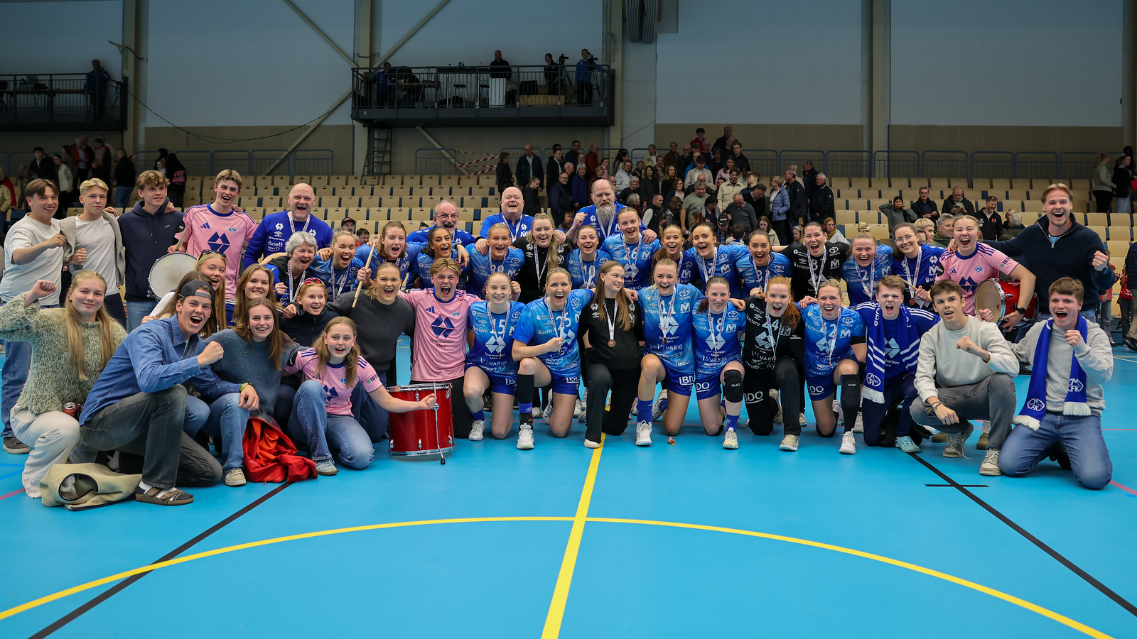 Feststemning i Molde Arena under og etter kampen, med håndballjentan og glade supportere samlet etter medaljeutdelingen. Foto: Jon Forberg